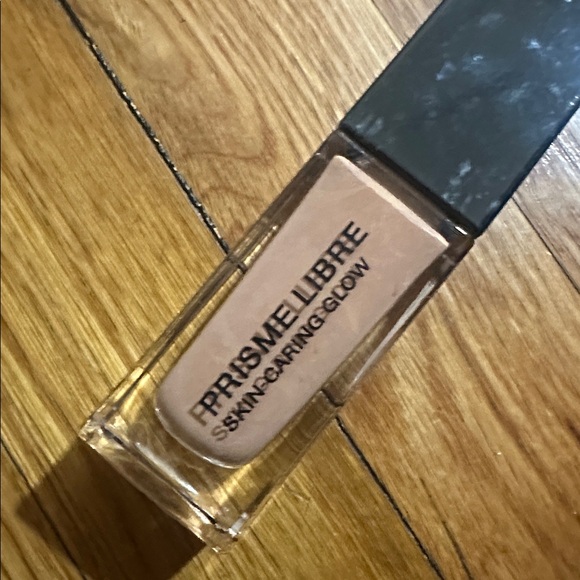 Givenchy Prisme Libre Foundation - Soft Beige - Picture 2 of 2